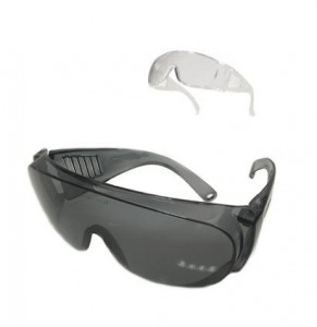 Очила затемнати кој се носат над очила со диоптер